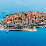 Villa Beachfront 4-bedroom Sea Wave In Orebic, Croatia *