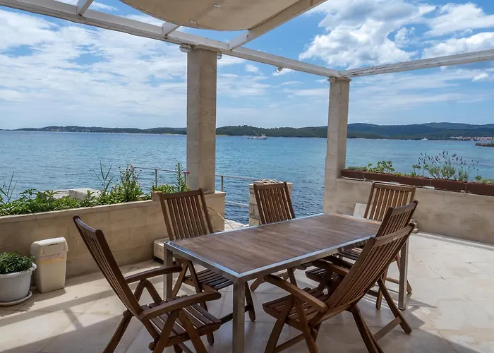 Vila Beachfront 4-bedroom Sea Wave In Orebic, Croatia