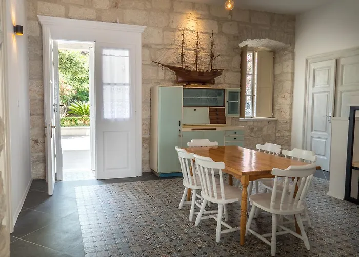 Vila Beachfront 4-bedroom Sea Wave In Orebic, Croatia