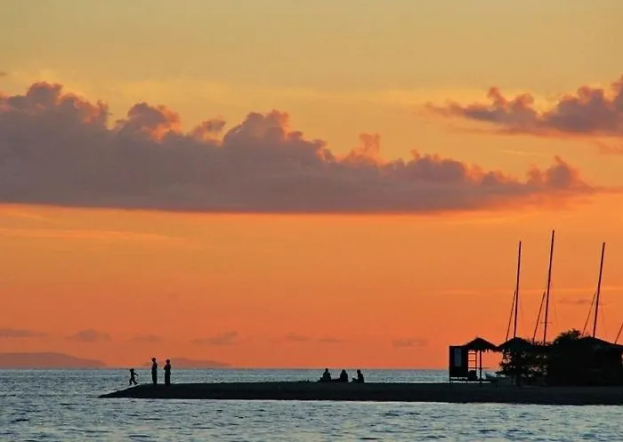 Beachfront 4-bedroom Sea Wave In Orebic, Croatia Vila Orebić